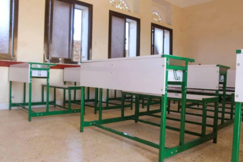 مقاعد مدرسية من البرنامج السعودي لتنمية وإعمار اليمن (مكة)