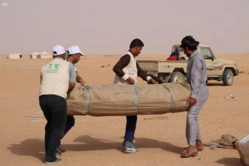 فريق المركز يحمل خيمة للمتضررين (واس)