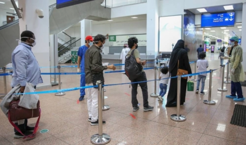المواطنون لدى وصولهم إلى مطار جدة (مكة)
