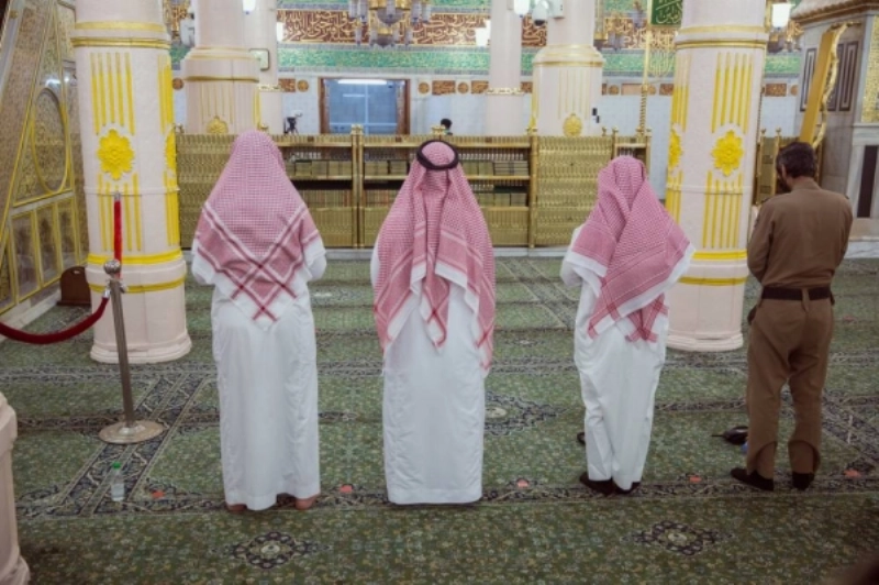 من التباعد بين المصلين في المسجد النبوي (مكة)