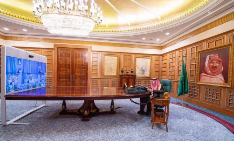 خادم الحرمين الشريفين مترئسا جلسة مجلس الوزراء أمس عبر الاتصال المرئي (واس)