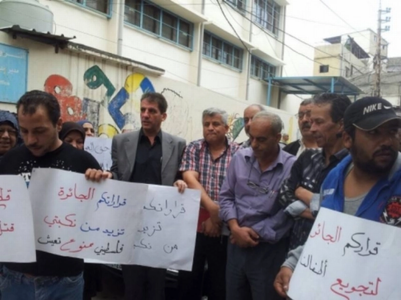 فلسطينيون أمام مكتب الأونروا (مكة)