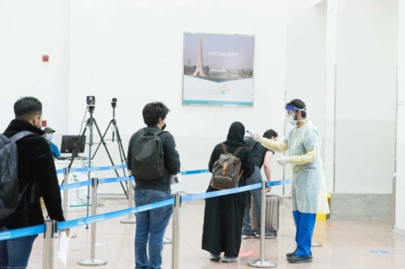 مواطنون خلال الفرز الصحي بالمطار (مكة)