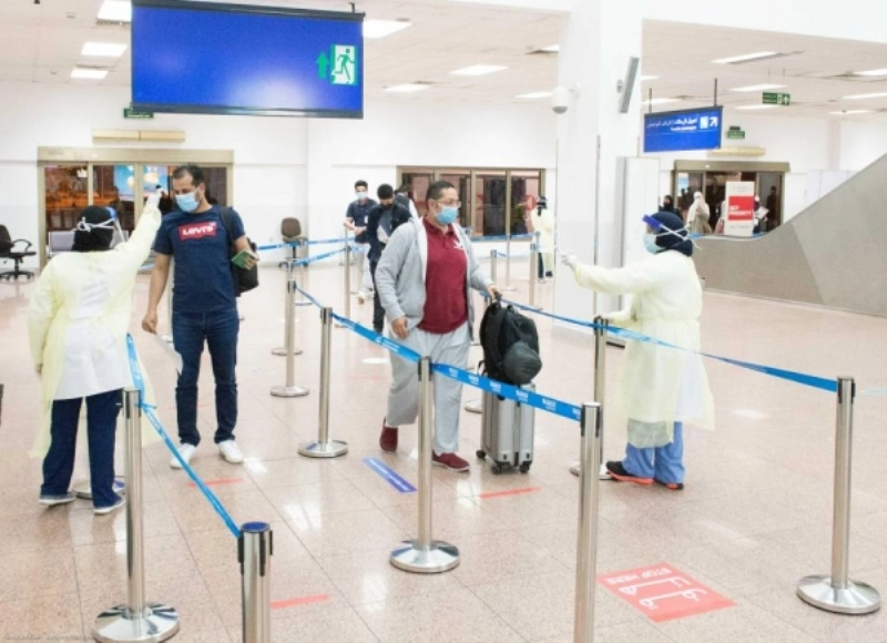 مواطنون خلال الفرز الصحي بالمطار (مكة)