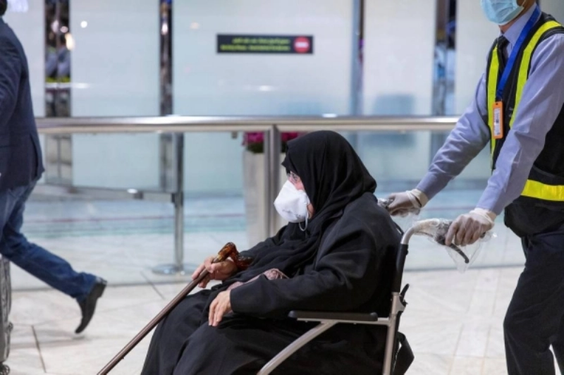 مواطنة لحظة وصولها صالة المطار