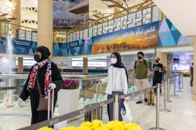 المواطنون لدى وصولهم مطار جدة (مكة)