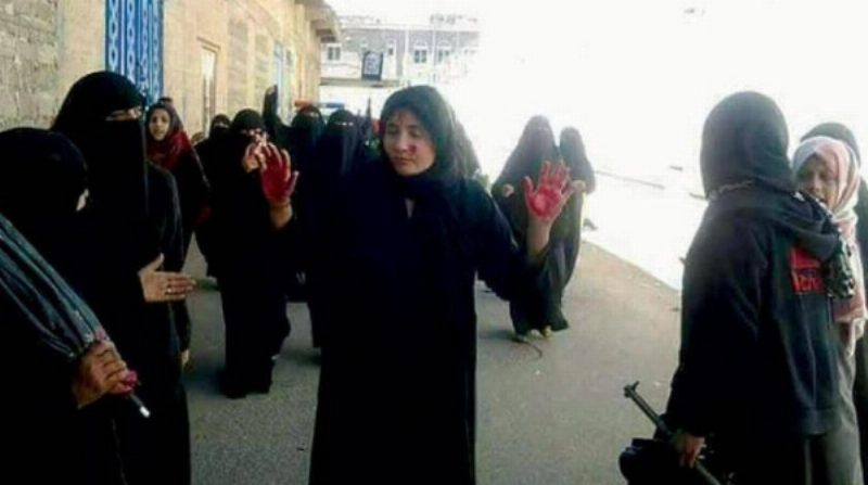 صورة تداولتها وسائل الإعلام ليمنيات تعرضن للاعتداء من الحوثيين (مكة)