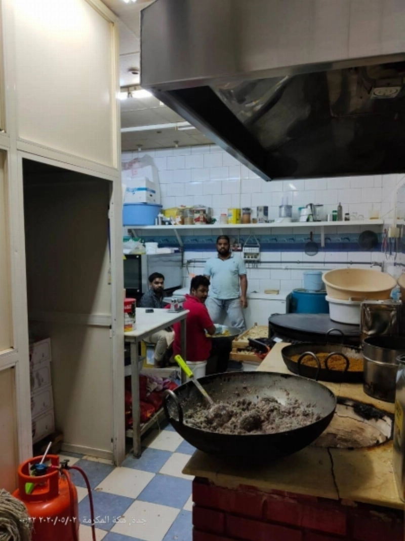 جانب من مداهمت بلدية الجنوب الفرعية موقعا مجهولا بحي العدل (مكة)