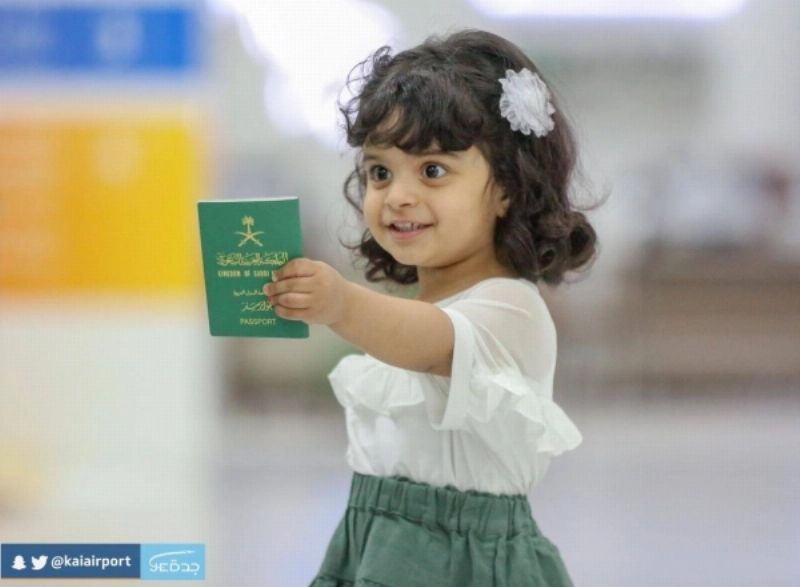طفلة تحمل الجواز السعودي