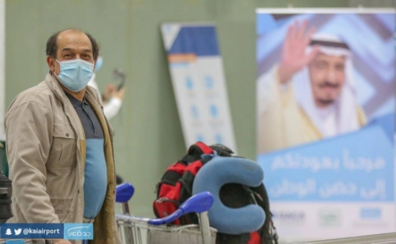 من وصول المواطنين إلى مطار جدة (مكة)