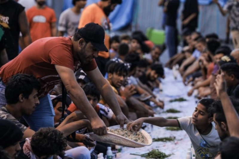 متظاهرون عراقيون يتناولون الأفطار في ميدان التحرير (د ب أ)