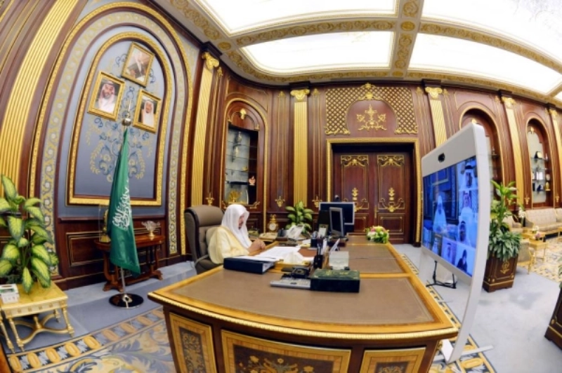 عبدالله آل الشيخ مترئسا الجلسة عن بعد (مكة)