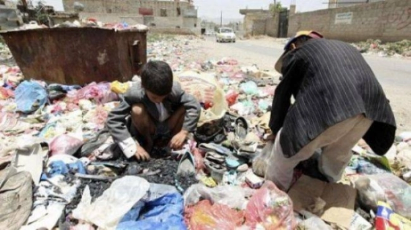أطفال يمنيون يبحثون عن طعامهم في القمامة (مكة)