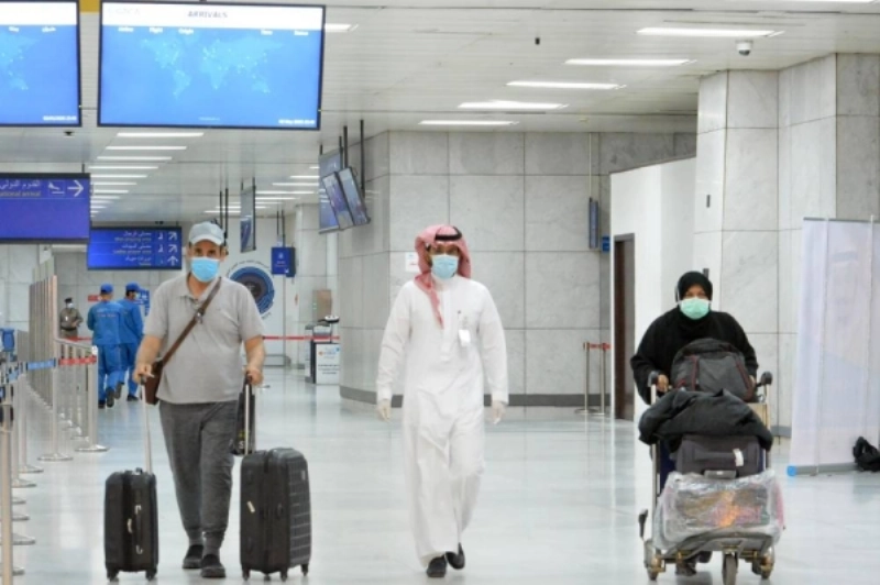 عائدون خلال مغادرتهم المطار (مكة)