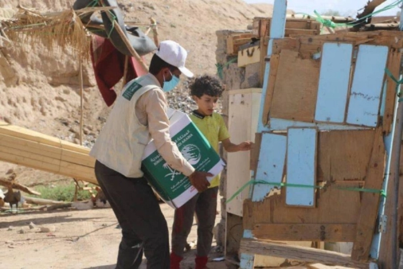 سلال غذائية سعودية لأسرة لاجئة