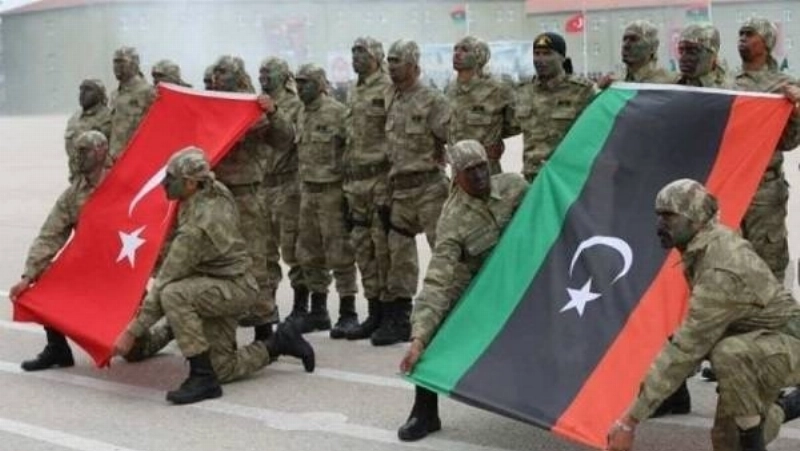 عناصر تركية ترفع علمي الوفاق وتركيا في طرابلس (مكة)