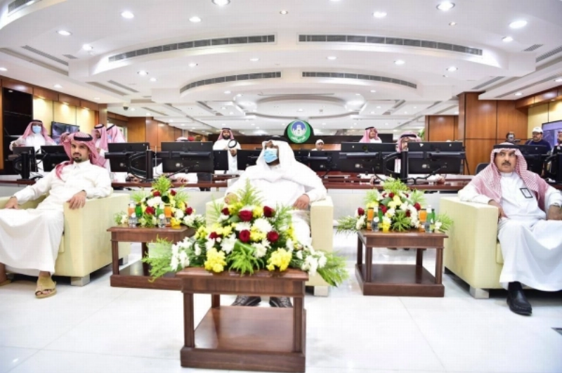 الأمير محمد بن عبدالرحمن يزور مركز المراقبة والتحكم بأمانة الرياض ( مكة )