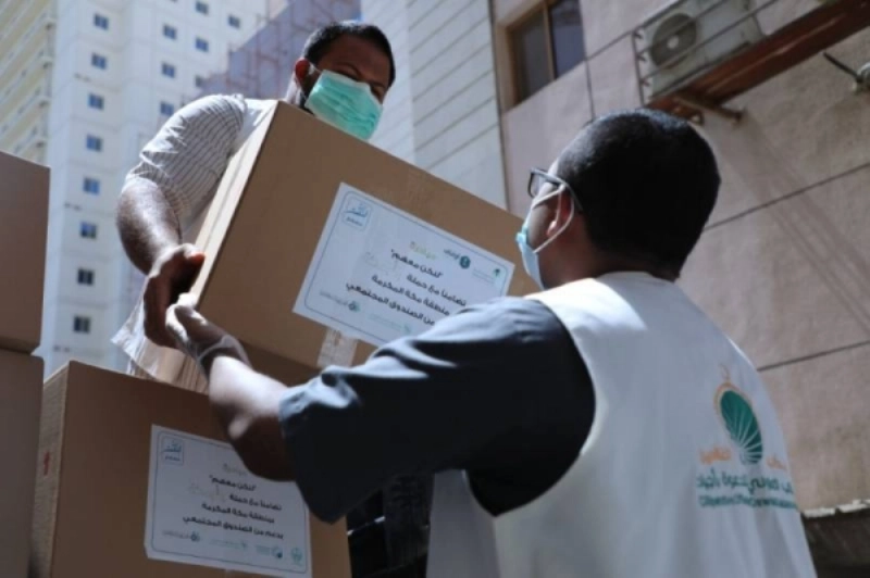 جمعيات الدعوة والإرشاد وتوعية الجاليات توزع السلال الغذائية بمكة