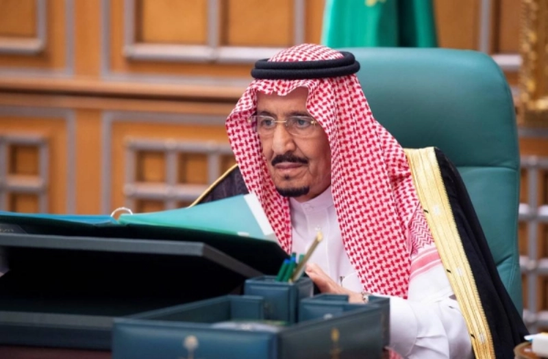 خادم الحرمين الشريفين لدى ترؤسه جلسة مجلس الوزراء عبر الاتصال المرئي أمس (واس)