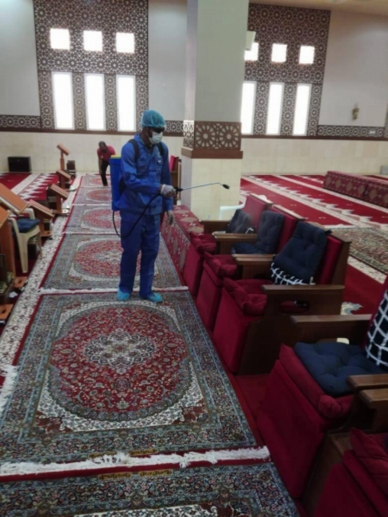 جانب من عملية تعقيم السجاد (مكة)