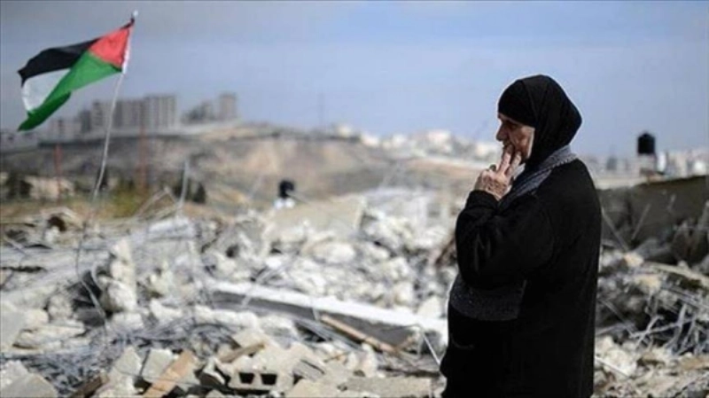 فلسطينية تنظر لبيتها بعد هدمه (مكة)