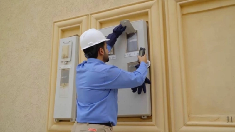 أثناء قراءة أحد عدادات الكهرباء (الكهرباء)