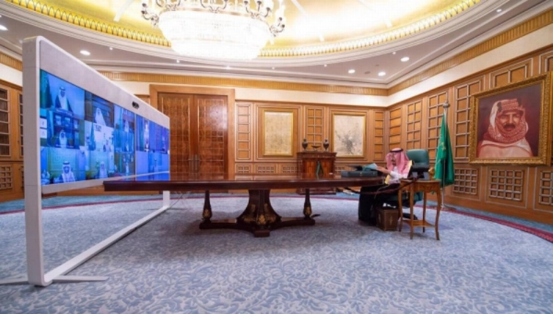 خادم الحرمين الشريفين لدى ترؤسه جلسة مجلس الوزراء عبر الاتصال المرئي (واس)
