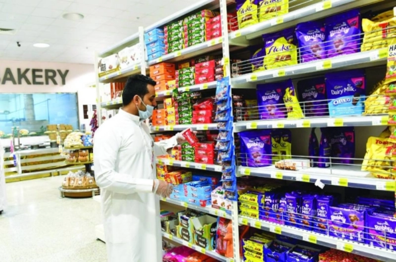 جانب من الجولات الرقابية على المحلات التجارية (مكة)