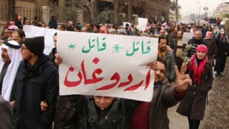 محتجون يرفعون لافتة كتب عليها «إردوغان قاتل»