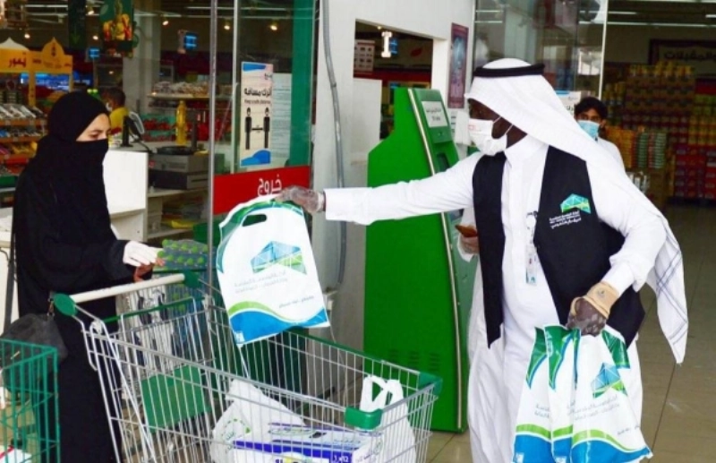 فرق الأمانة خلال توزيعها المعقمات (مكة)