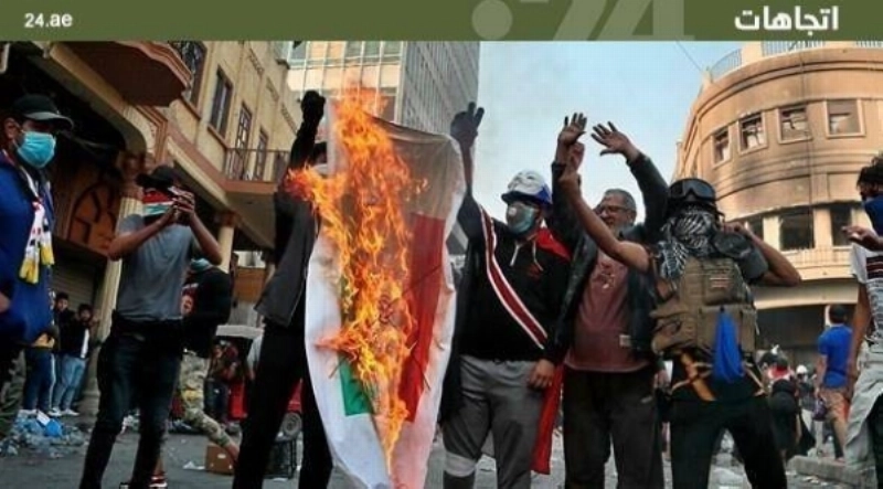عراقيون يحرقون العلم الإيراني (مكة)