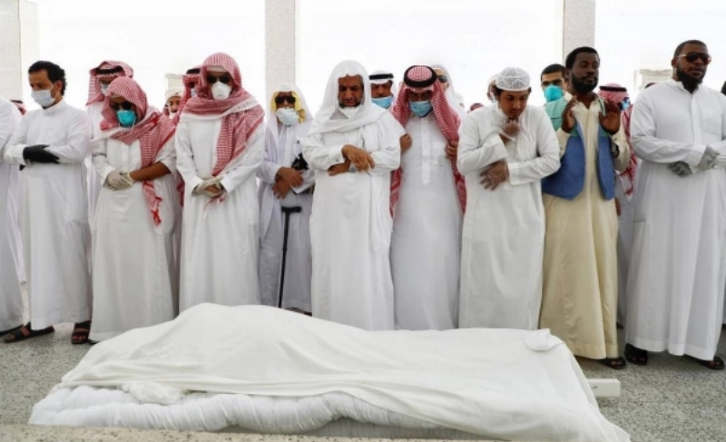 الصلاة على الفقيد في مقبرة المعلاة أمس