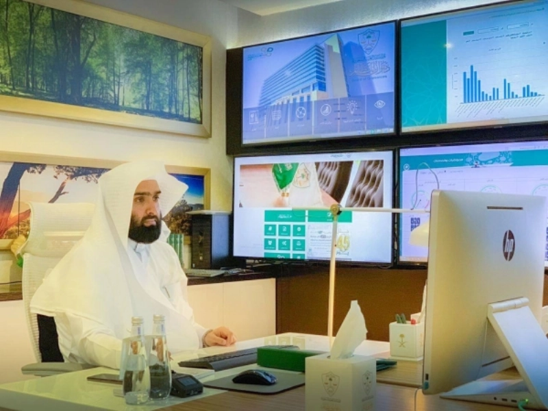خالد اليوسف خلال اللقاء (مكة)
