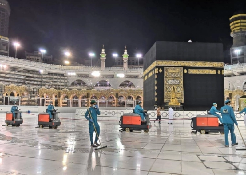 من تطهير وتعقيم صحن المطاف (مكة)