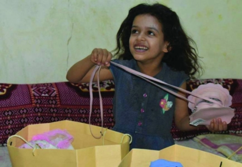 طفلة يمنية تتسلم كسوة العيد (مكة)