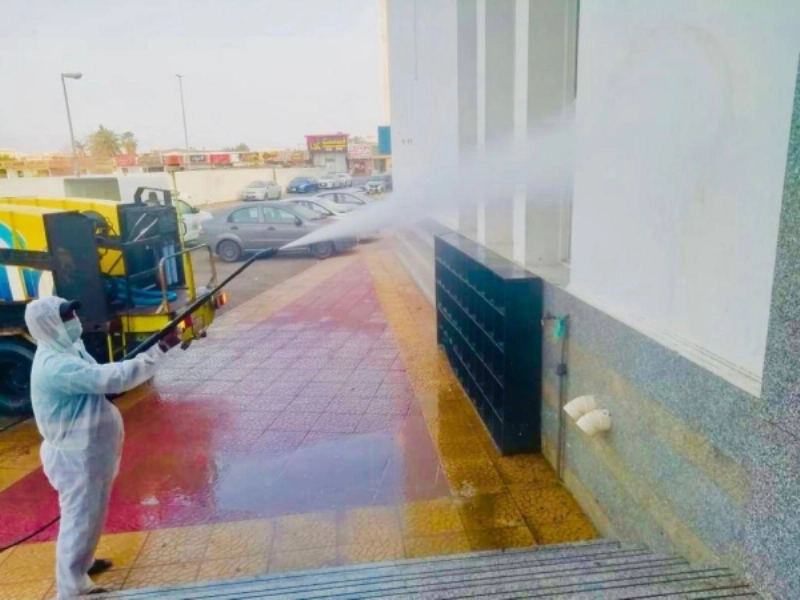 أمانة جدة تنظف وتعقم ساحات الجوامع والمساجد استعدادا لعودة المصلين