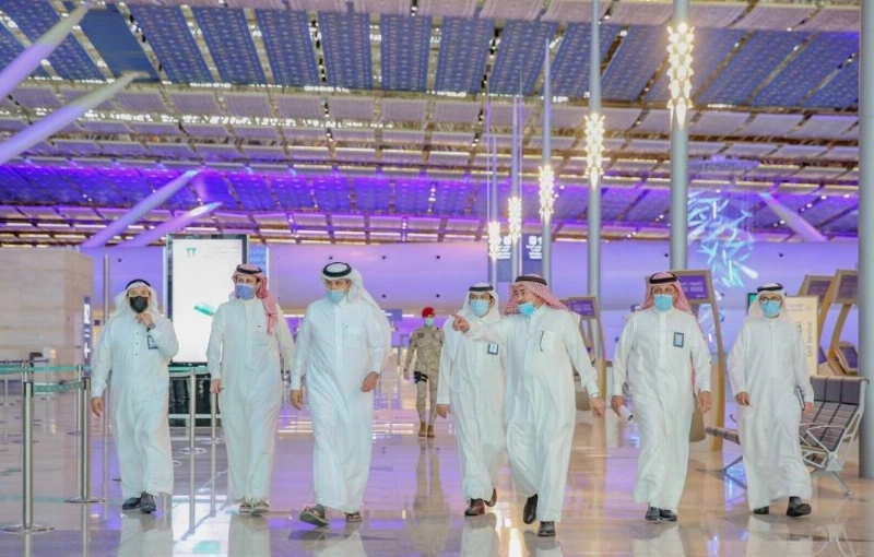 الجاسر خلال زيارته مطار الملك عبدالعزيز بجدة