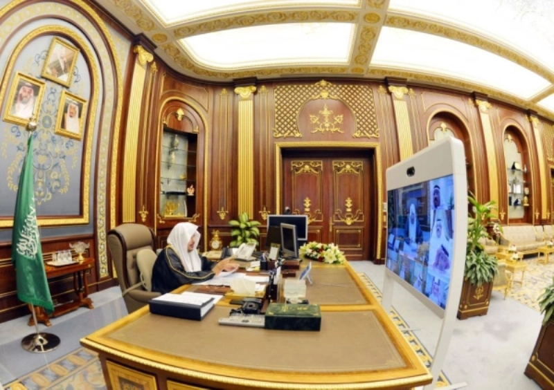 عبدالله آل الشيخ لدى ترؤسه جلسة الشورى عن بعد (مكة)