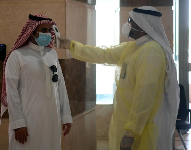 قياس حرارة أحد منسوبي الجامعة (مكة)