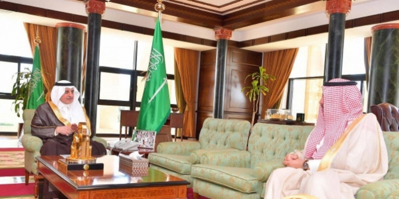 فهد بن سلطان خلال لقائه سالم الوباري (واس)