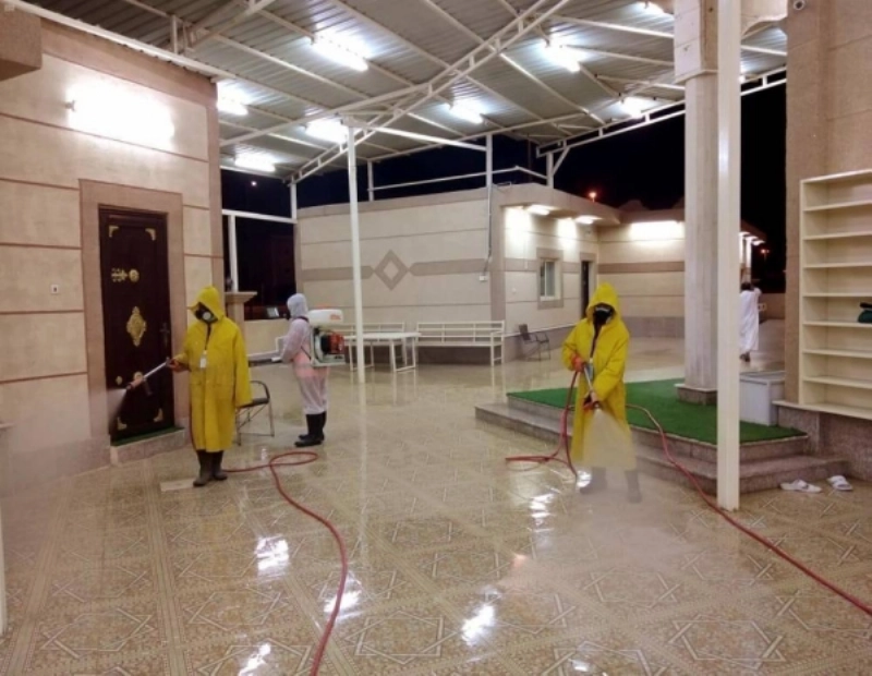 من عملية تعقيم المساجد بالخفجي (مكة)