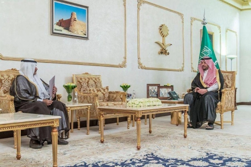 فيصل بن خالد لدى استقباله ماجد المطلق (مكة)