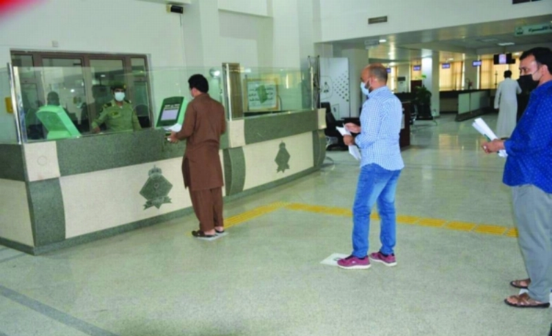 تطبيق آلية التباعد الاجتماعي بجوازات القصيم (مكة)
