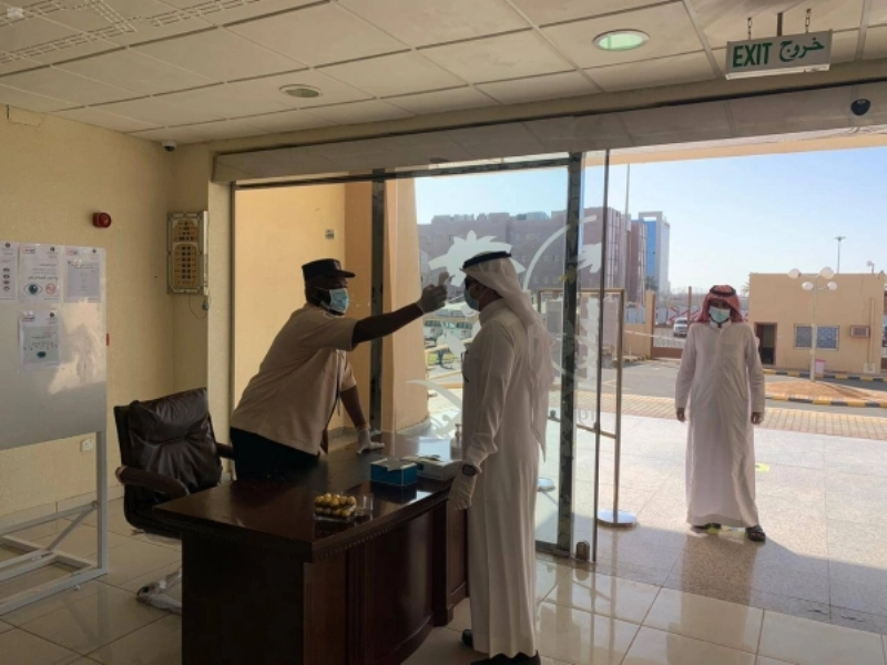 قياس درجة حرارة أحد موظفي الفرع (مكة)