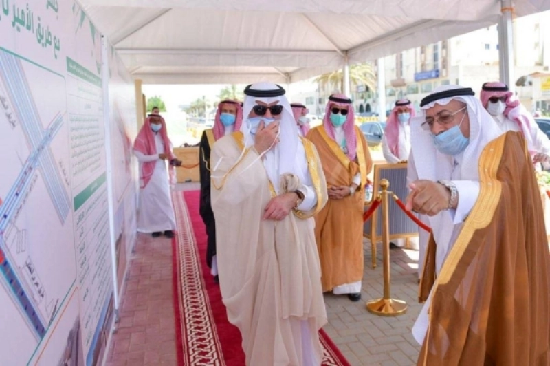 فهد بن سلطان خلال التدشين (مكة)