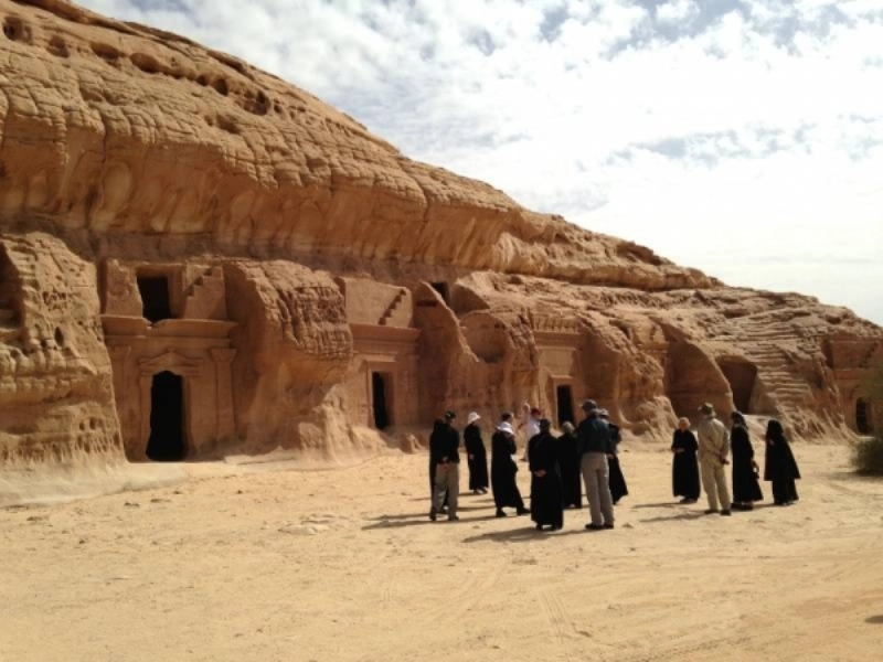 سياح خلال رحلة سابقة في العلا (مكة)