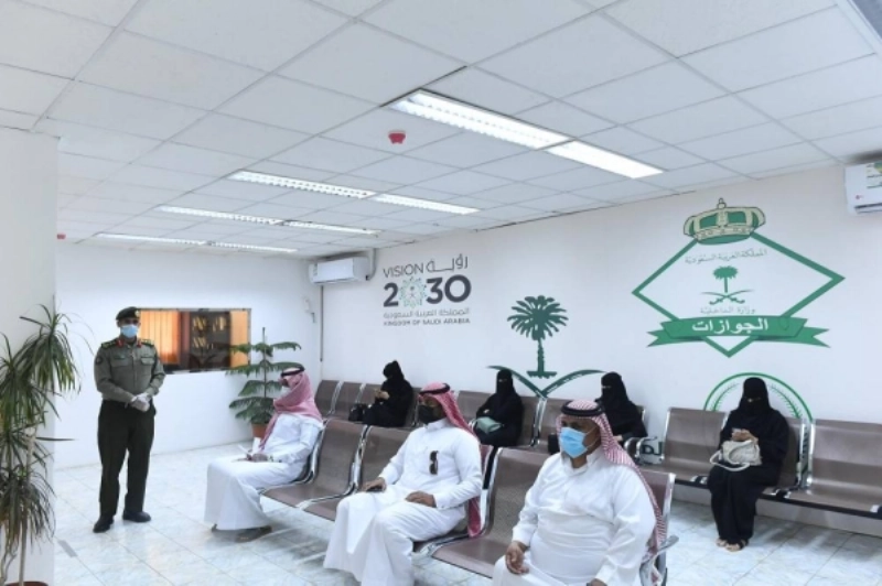 مراجعون في صالة الانتظار (مكة)