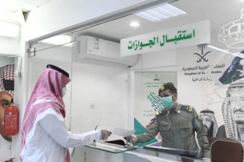 موظف الجوازات يستقبل أحد المراجعين
