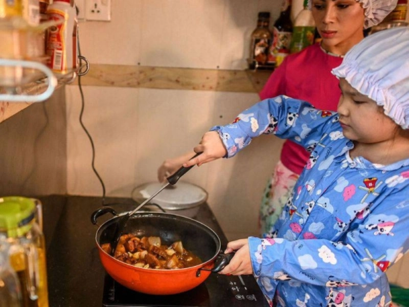 الطفلة تساعد عائلتها (تويتر)