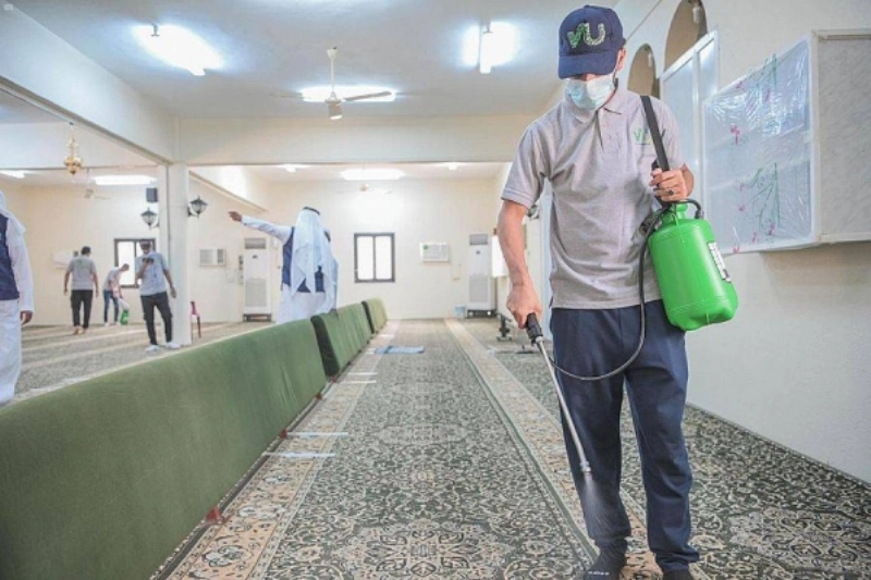 طلاب من جامعة جازان خلال تعقيم أحد المساجد (مكة)